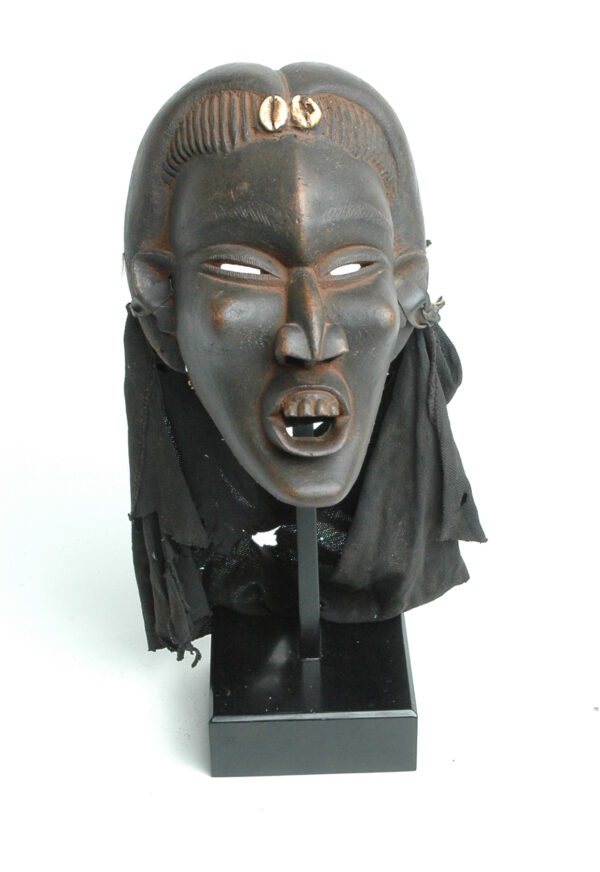 Kungang mask with kauris on forehead - Image 4