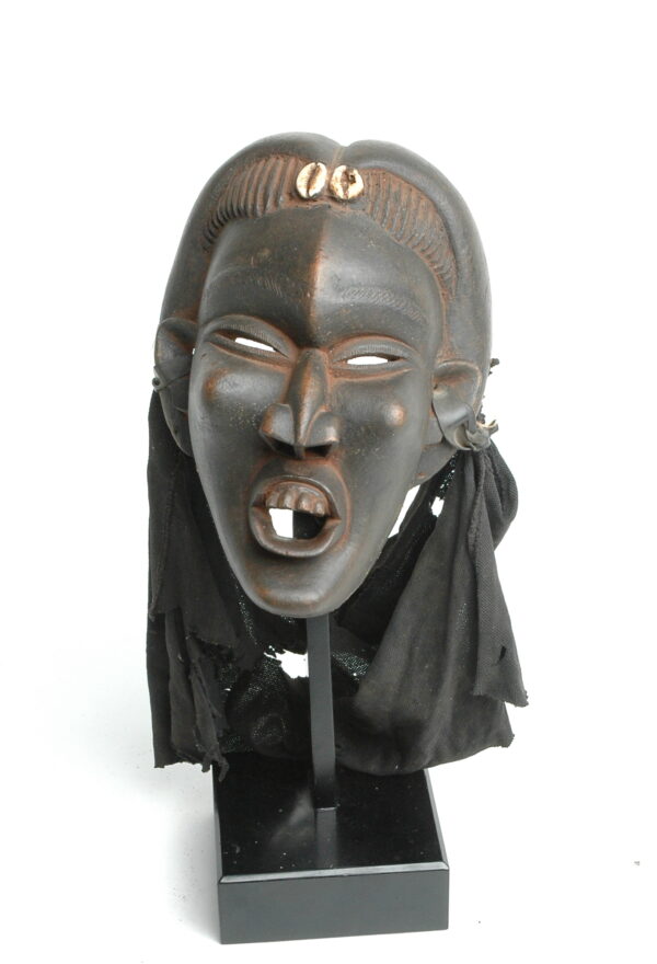 Kungang mask with kauris on forehead