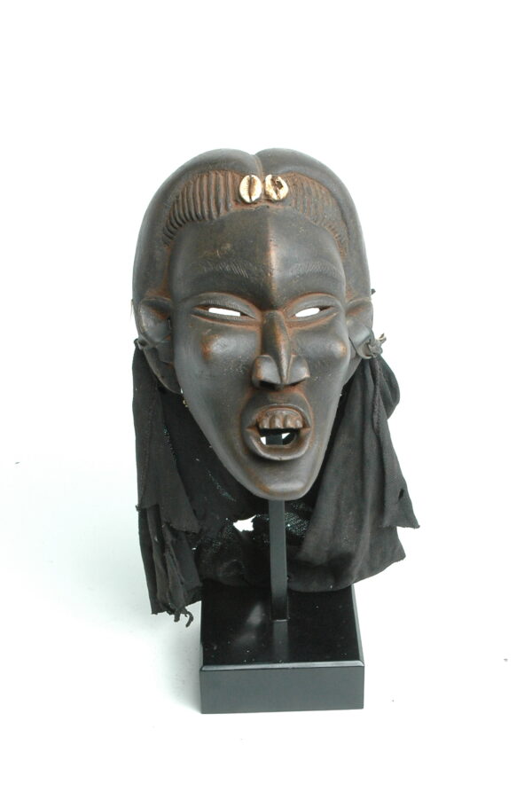 Kungang mask with kauris on forehead - Image 2